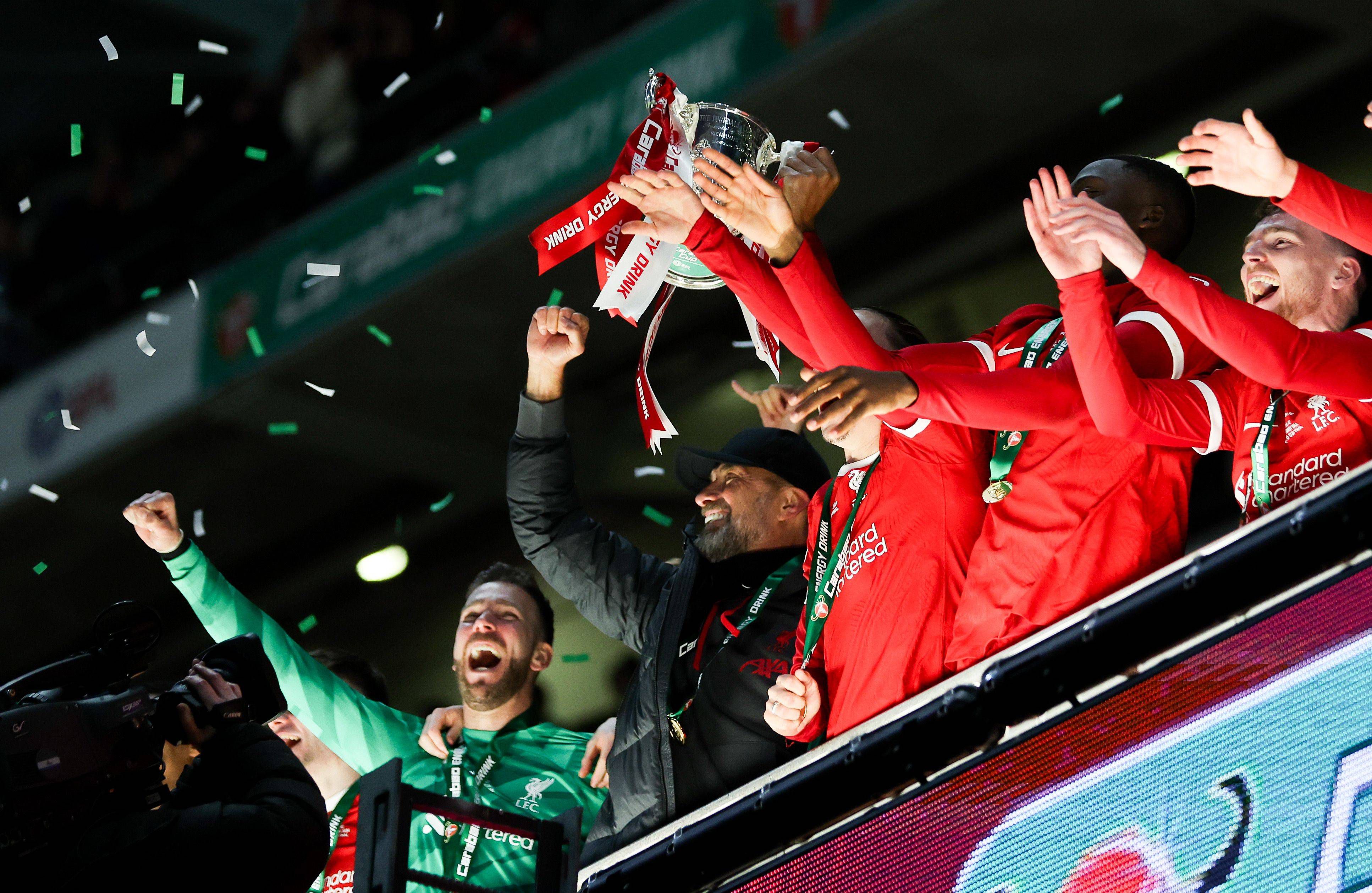 Klopp celebra com os jogadores a conquista da Taça da Liga Inglesa em 2024, último troféu que ganhou ao serviço dos 'reds' - Foto: IMAGO