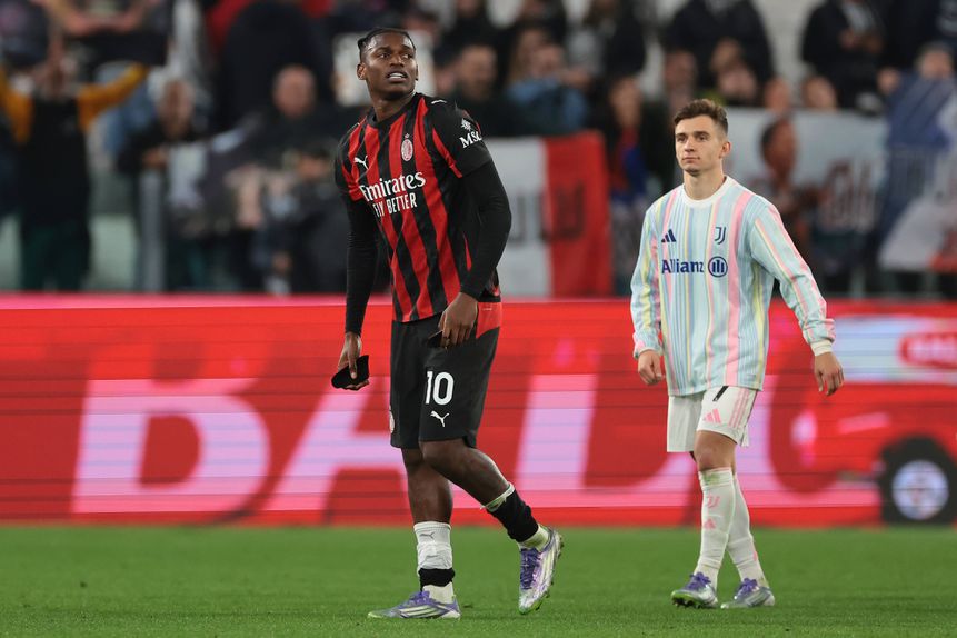 Rafael Leão em ação frente à Juventus, com Francisco Conceição atento