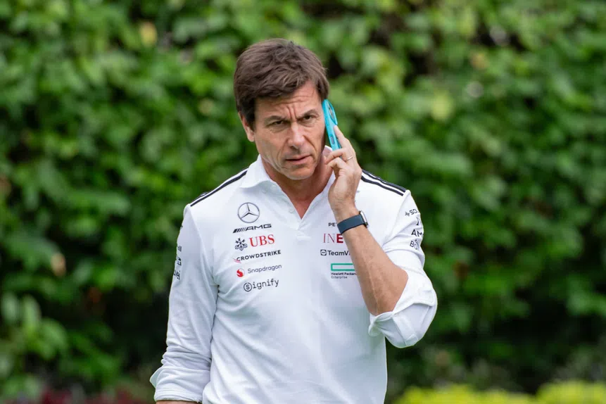 Russell renova! Mercedes aperta o cinto