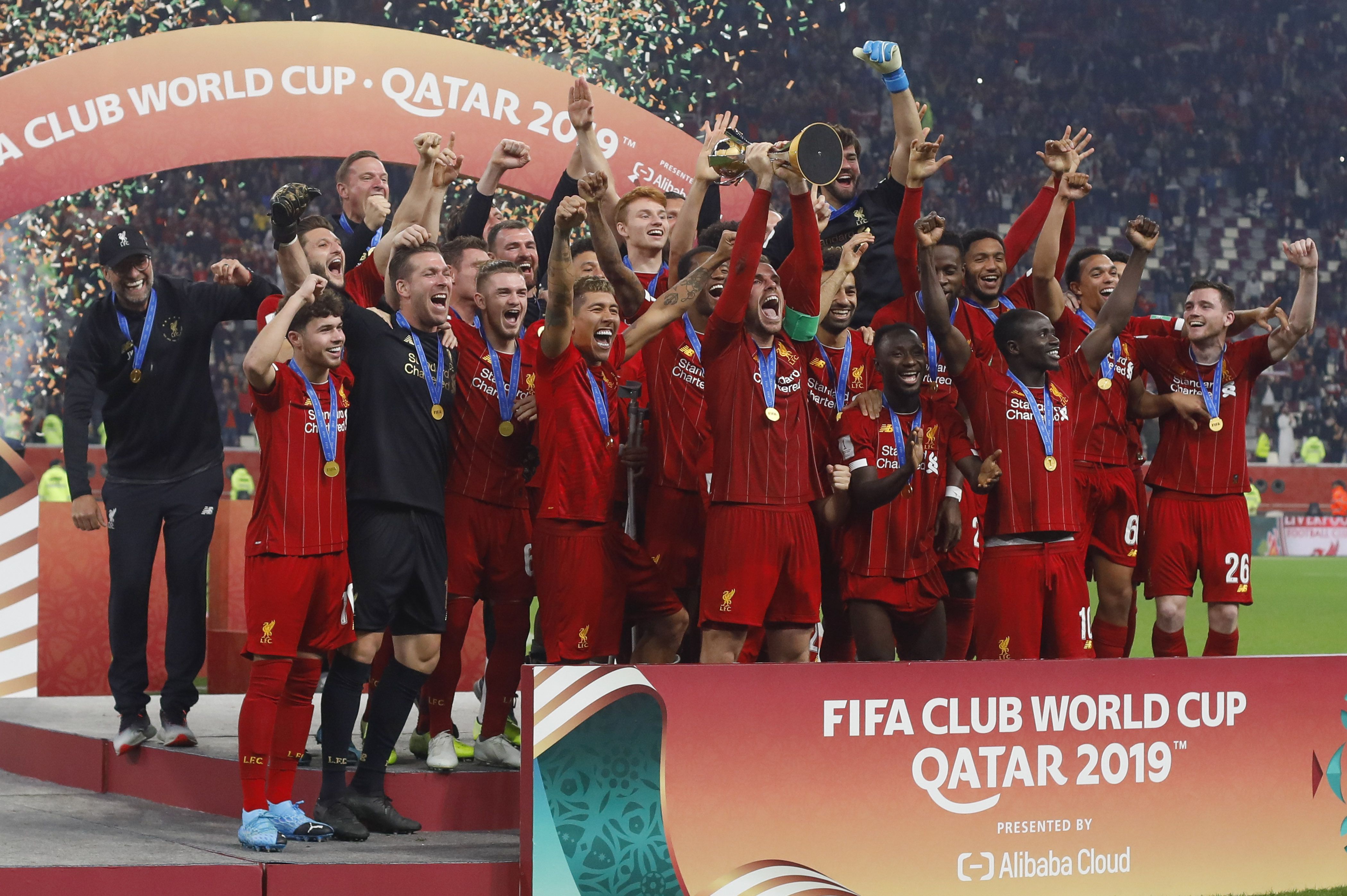 Klopp, atrás à esquerda, na conquista do Mundial de Clubes 2019, pelo Liverpool - Foto: IMAGO