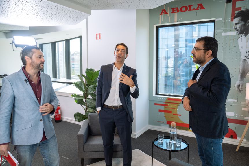 Rui Costa entrevistado na redação de A BOLA - Foto: Breno Barison