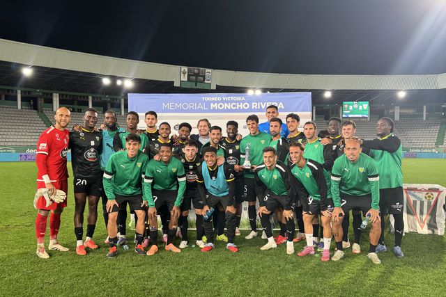 Tondela com o troféu conquistado. Foto: Tondela
