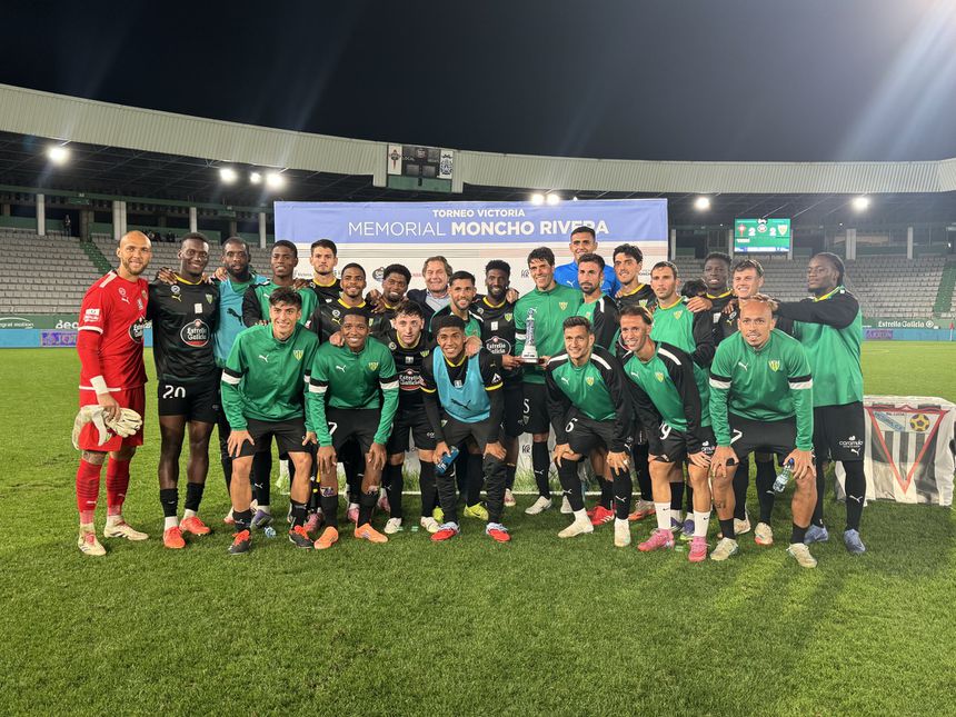 Tondela com o troféu conquistado. Foto: Tondela