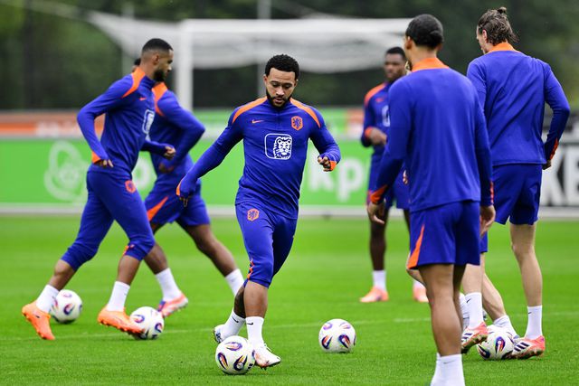 Memphis Depay já treina, mas não deve ser titular