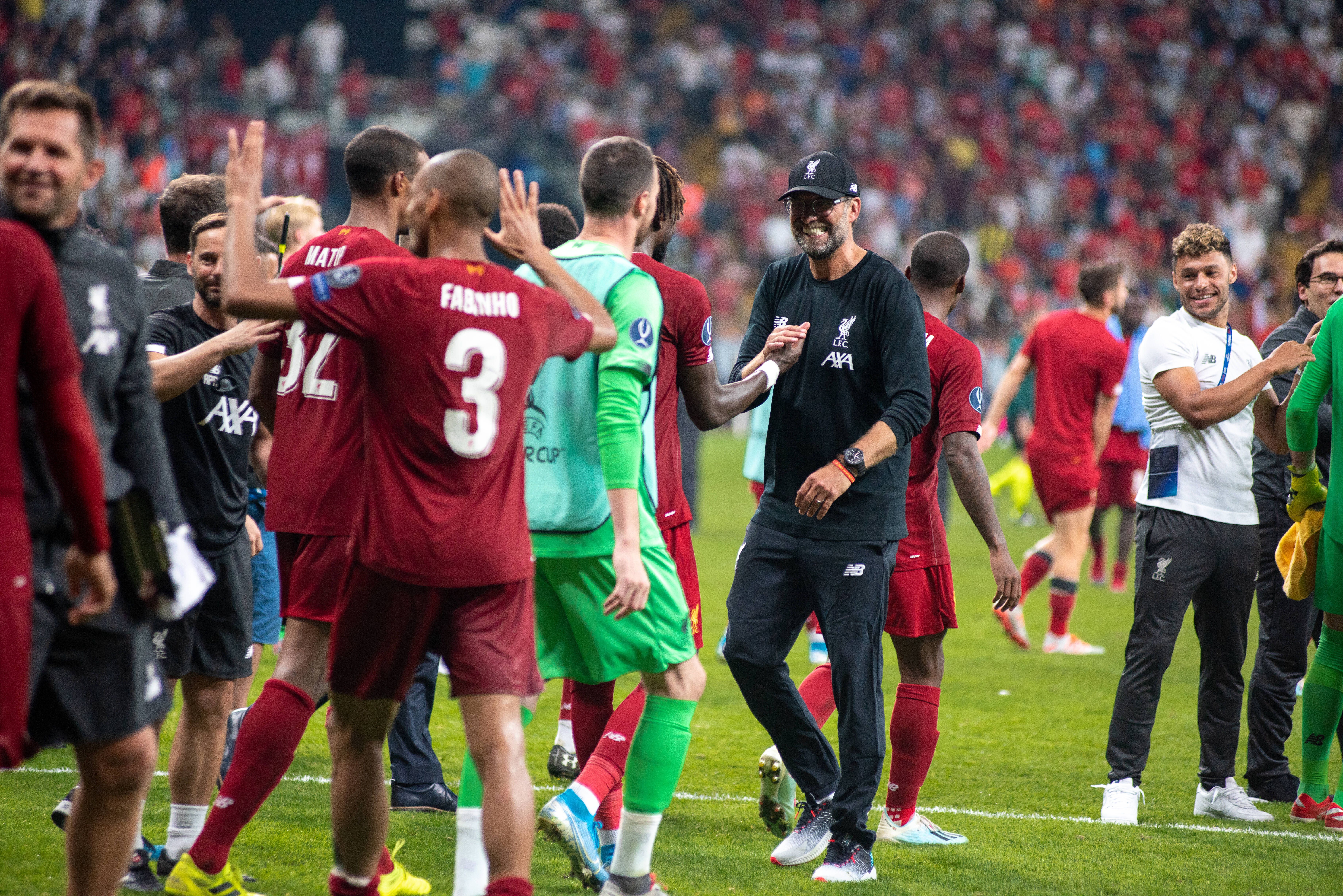 Klopp celebra com os jogadores do Liverpool a conquista da Supertaça Europeia 2019 - Foto: IMAGO