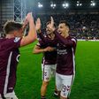Cammy Devlin,  Claudio Braga e Alexandros Kyziridis do Heart of Midlothian festejam triunfo sobre o Hibernian na liga escocesa