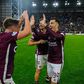 Cammy Devlin,  Claudio Braga e Alexandros Kyziridis do Heart of Midlothian festejam triunfo sobre o Hibernian na liga escocesa