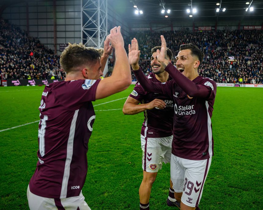 Cammy Devlin,  Claudio Braga e Alexandros Kyziridis do Heart of Midlothian festejam triunfo sobre o Hibernian na liga escocesa