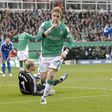 Ivan Klasnic celebra golo pelo Werder Bremen contra o Schalke 04 com Neuer na baliza - Foto: IMAGO