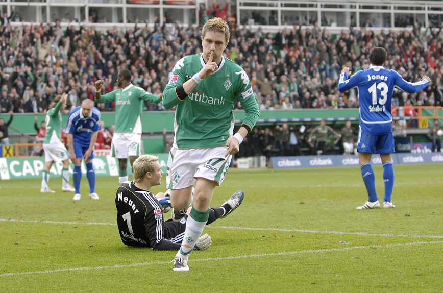 Ivan Klasnic celebra golo pelo Werder Bremen contra o Schalke 04 com Neuer na baliza - Foto: IMAGO