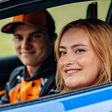 Figuras da Fórmula 1 juntam-se para ensinar estrela do YouTube a... conduzir