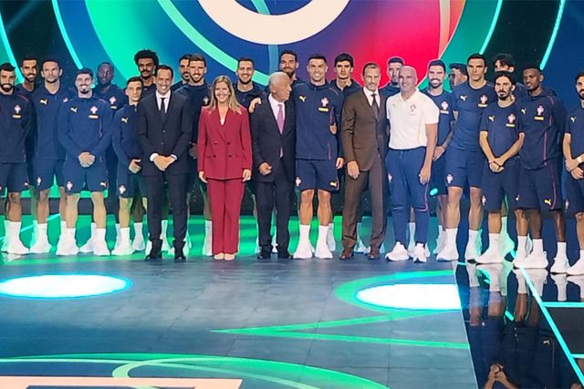 A Seleção Nacional de futebol subiu ao palco para uma fotografia com, entre outros, o presidente da UEFA e o presidente da República na abertura do Portugal Football Summit. Foto: D.R.