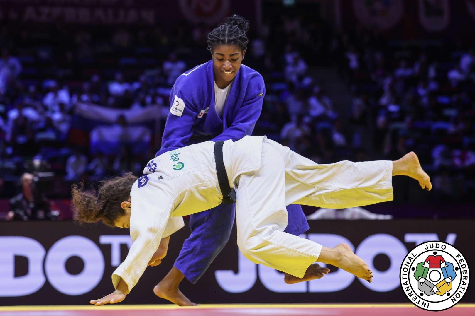 Taís Pina (de azul) durante o combate com a russa Taimazona nos Mundiais de Baku 2026 (foto IJF)
