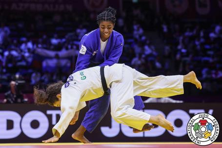 Taís Pina (de azul) durante o combate com a russa Taimazona nos Mundiais de Baku 2026 (foto IJF)