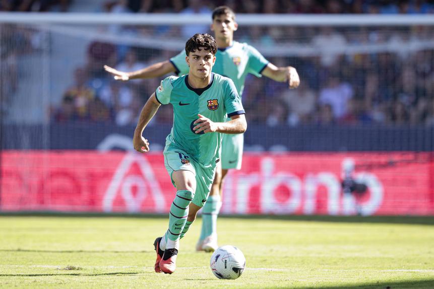 Xavi Espart, promessa do Barcelona, renova até 2030