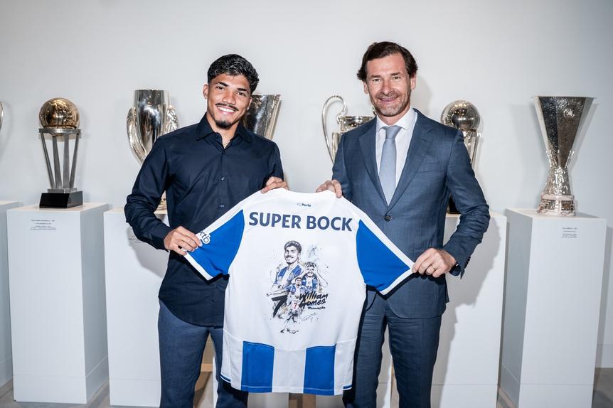 William Gomes com André Villas-Boas após renovar contrato - Foto: FC PORTO