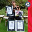Max Dowman com as placas comemorativas dos recordes que bateu. Foto: Guinness World Records