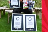 Max Dowman com as placas comemorativas dos recordes que bateu. Foto: Guinness World Records