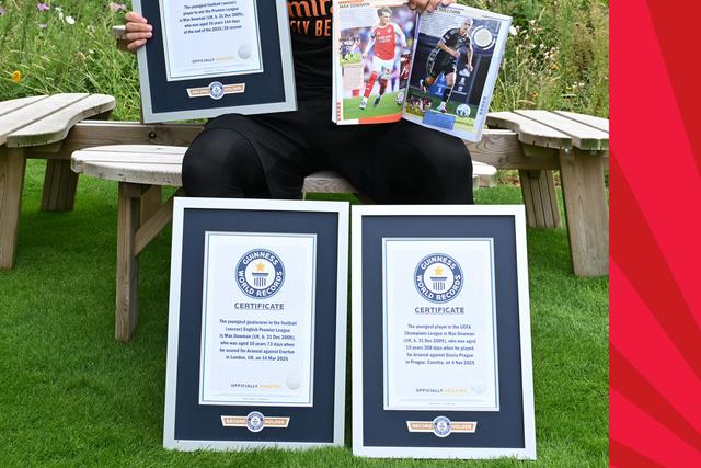 Max Dowman com as placas comemorativas dos recordes que bateu. Foto: Guinness World Records