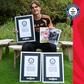 Max Dowman com as placas comemorativas dos recordes que bateu. Foto: Guinness World Records