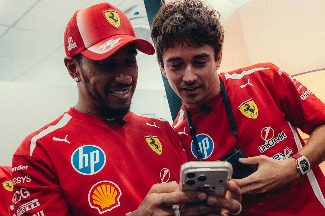 Lewis Hamilton e Charles Leclerc divertem-se antes do GP de Singapura