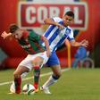 Bruno Gallo em disputa de bola com Casemiro, no Marítimo-FC Porto da Liga 2014/15 - Foto: A BOLA