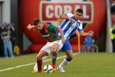 Bruno Gallo em disputa de bola com Casemiro, no Marítimo-FC Porto da Liga 2014/15 - Foto: A BOLA