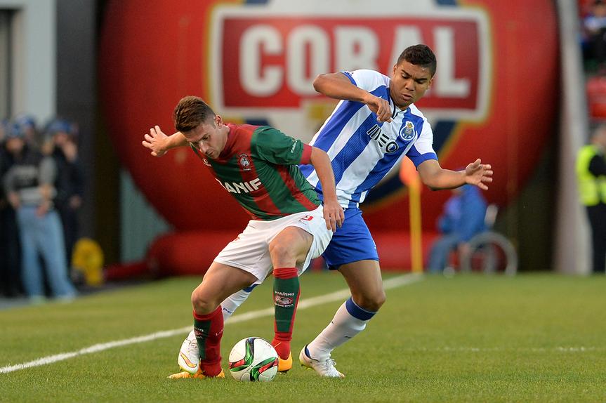 Bruno Gallo em disputa de bola com Casemiro, no Marítimo-FC Porto da Liga 2014/15 - Foto: A BOLA