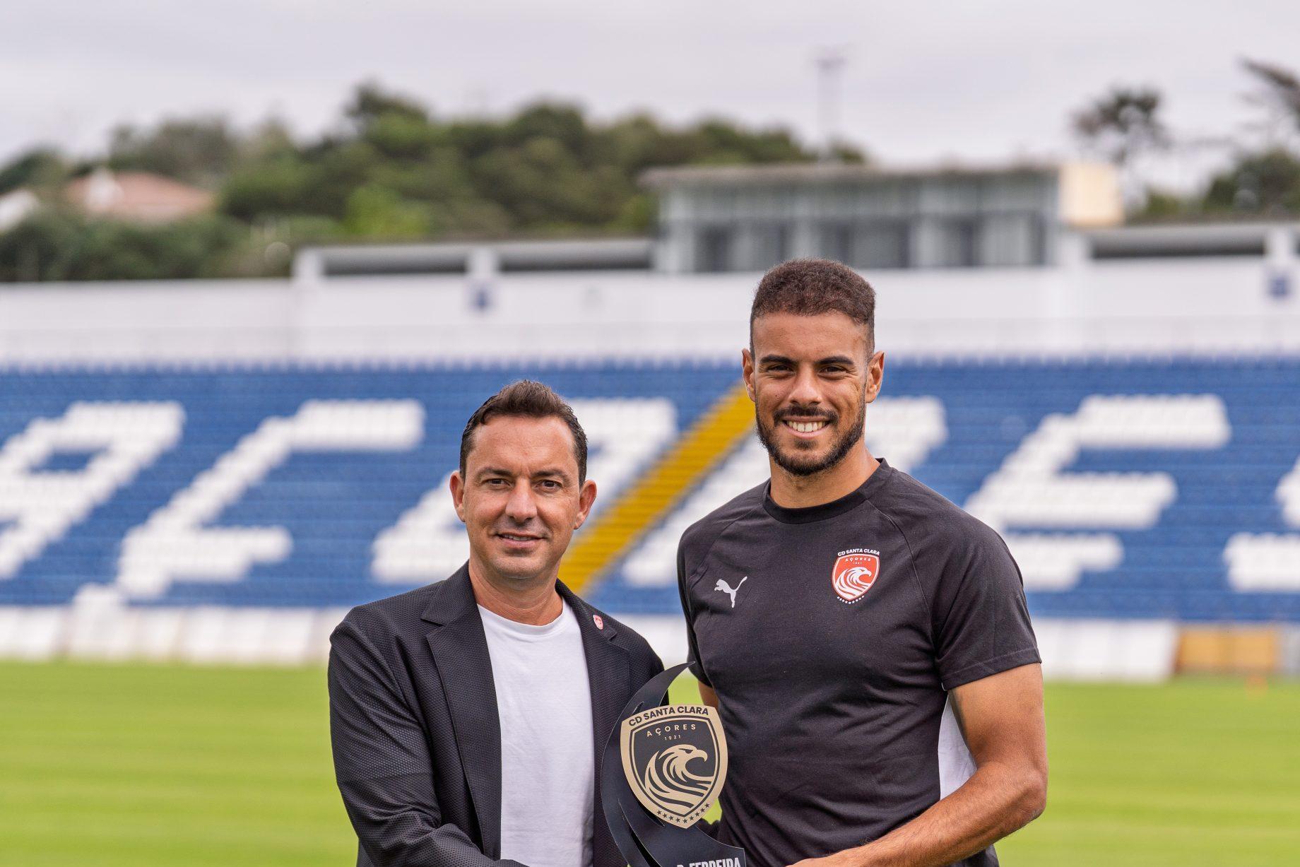 Klauss Câmara, presidente da SAD do Santa Clara, entrega a Pedro Ferreira uma recordação a assinalar os 100 jogos pelo clube açoriano. -Foto SANTA CLARA