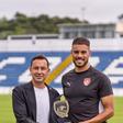 Klauss Câmara, presidente da SAD do Santa Clara, entrega a Pedro Ferreira uma recordação a assinalar os 100 jogos pelo clube açoriano. -Foto SANTA CLARA
