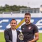 Klauss Câmara, presidente da SAD do Santa Clara, entrega a Pedro Ferreira uma recordação a assinalar os 100 jogos pelo clube açoriano. -Foto SANTA CLARA