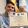 Thiago Silva com um dos diplomas da polémica - Foto: D. R.