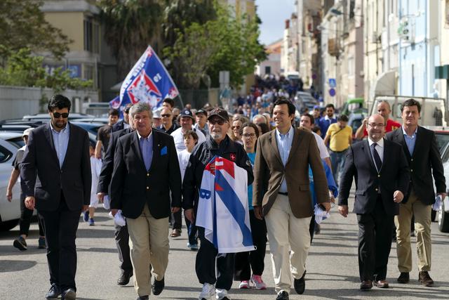 Humberto Azevedo , transporta a bandeira ate às Salésias na reinauguração do Campo, em 2016 - foto A BOLA