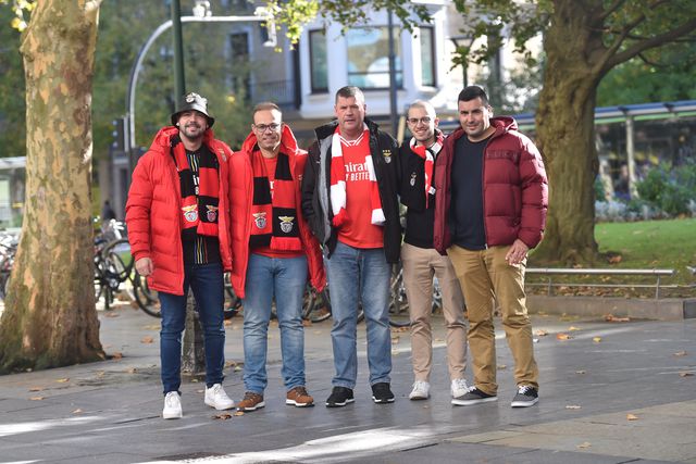 Adeptos das águias começam a pintar de vermelho a cidade azul e branca