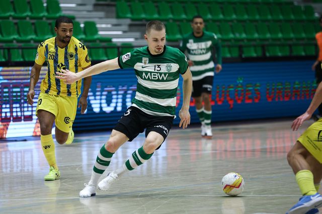 Sporting goleia e ascende à liderança do campeonato