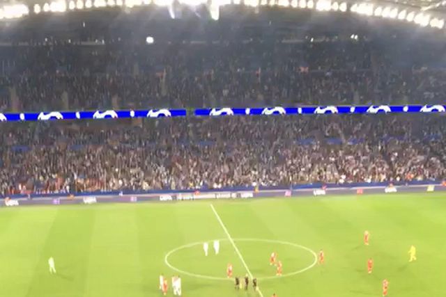 Equipa do Benfica assobiada ao despedir-se dos adeptos (vídeo)