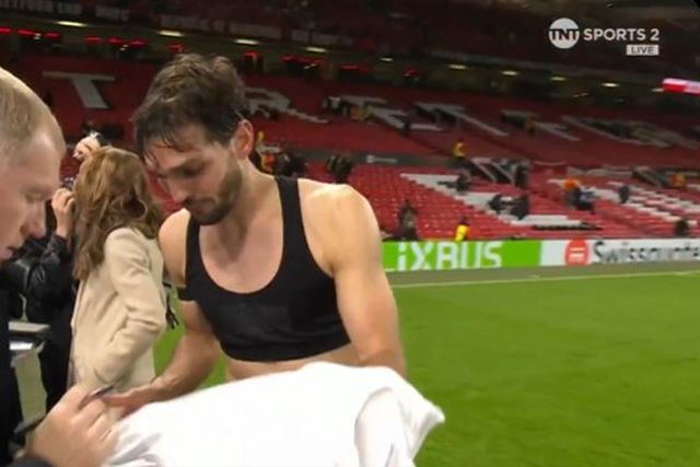 Quando o jogador pede um autógrafo ao comentador (vídeo)