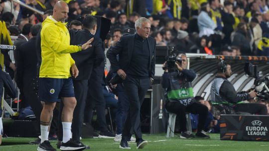 José Mourinho castigado após arrasar arbitragem e futebol turco