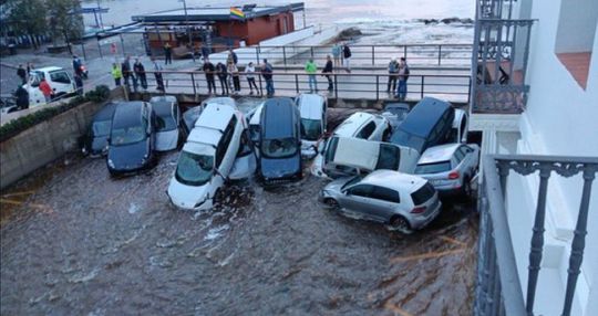 Espanha (vídeos): Dezenas de carros arrastados em cheias em Girona