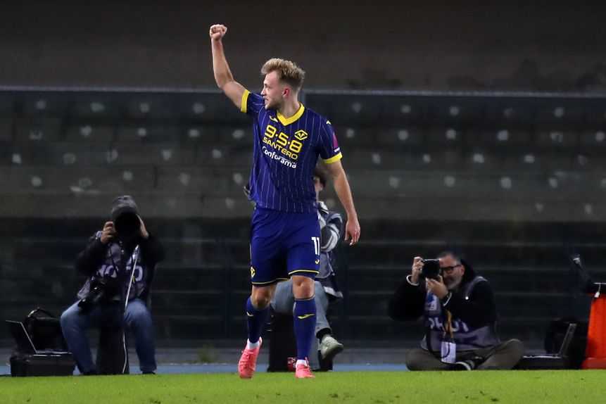Casper Tengstedt festeja golo marcado pelo Verona, na época passada