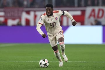 Alphonso Davies tem proposta para renovar com o Bayern; gigantes espanhóis aguardam