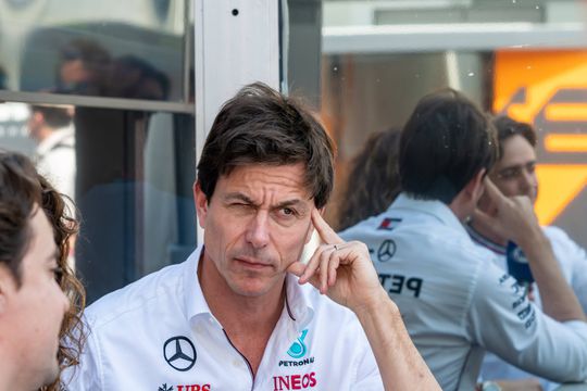 Wolff revela que recebeu dica de alguém improvável a alertá-lo para saída de Hamilton para a Ferrari