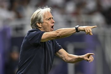 Jorge Jesus vence Gerrard e regressa à liderança da liga saudita