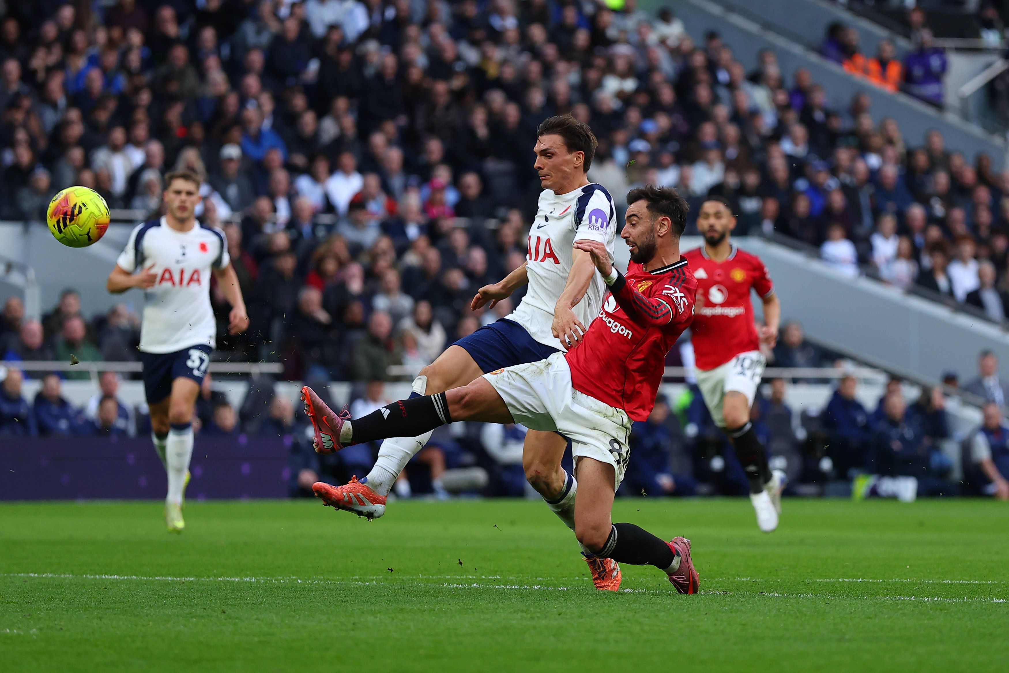 Bruno Fernandes e João Palhinha foram titulares no empate entre Tottenham e Manchester United