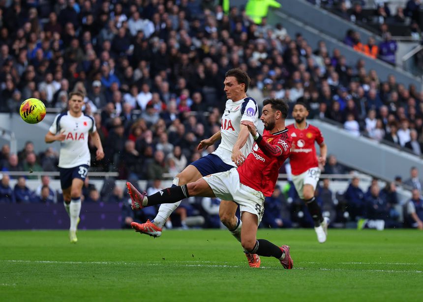 Bruno Fernandes e João Palhinha foram titulares no empate entre Tottenham e Manchester United
