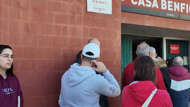 Dezenas de sócios à espera para votar na Casa do Benfica do Seixal