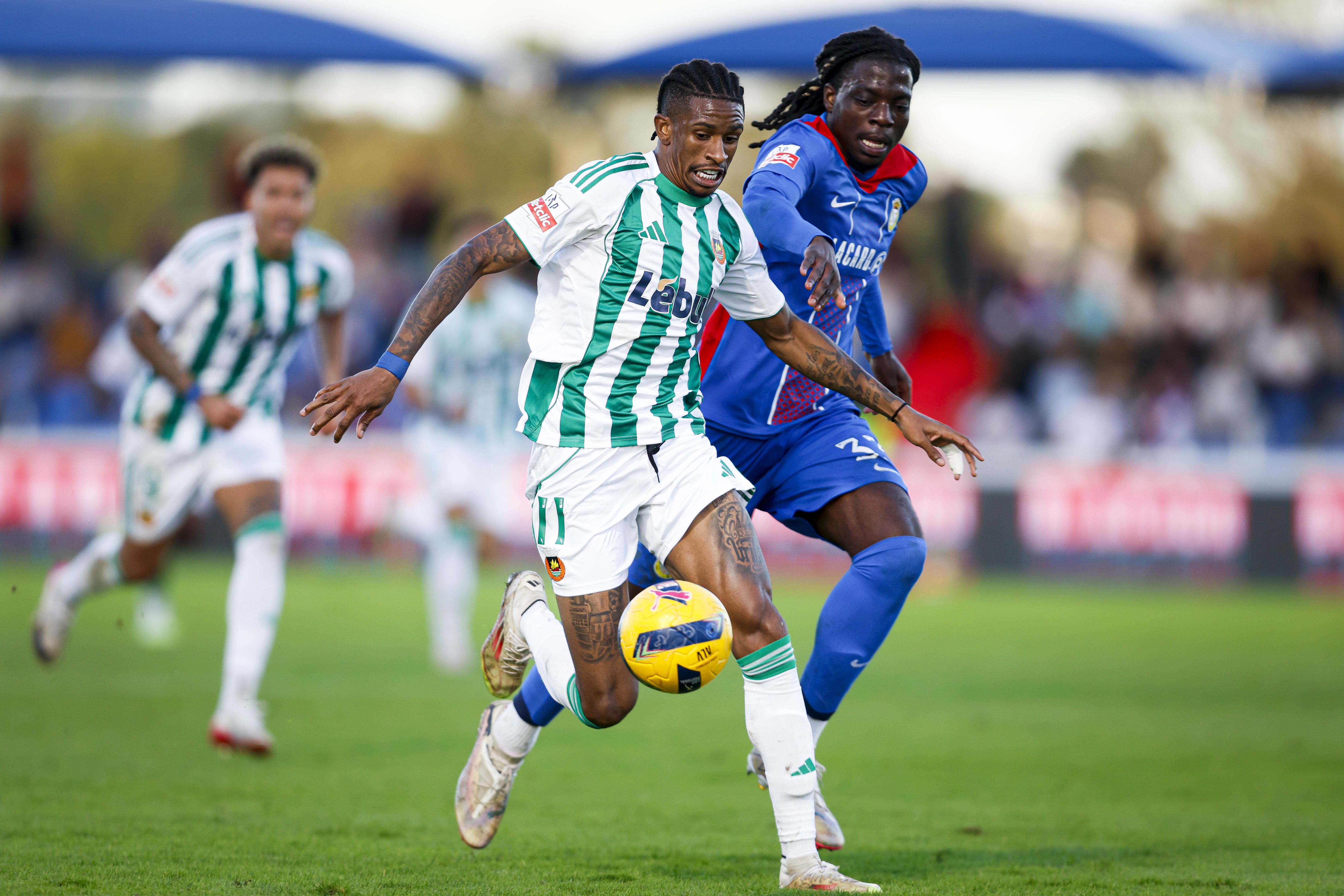 André Luiz e Meupiyou disputam a bola no Alverca-Rio Ave - Foto: FILIPE AMORIM/LUSA