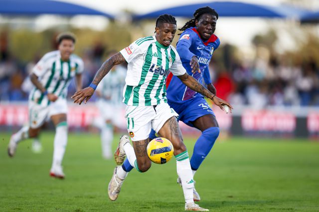 André Luiz e Meupiyou disputam a bola no Alverca-Rio Ave - Foto: FILIPE AMORIM/LUSA