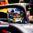 Max Verstappen dentro do carro de Fórmula 1 da Red Bull