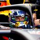 Max Verstappen dentro do carro de Fórmula 1 da Red Bull